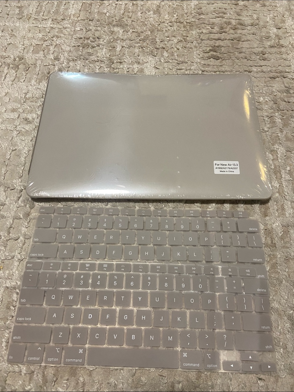 Macbook Air 13.3 A1932/A21729/A2337 cover w/ keyboard cover.